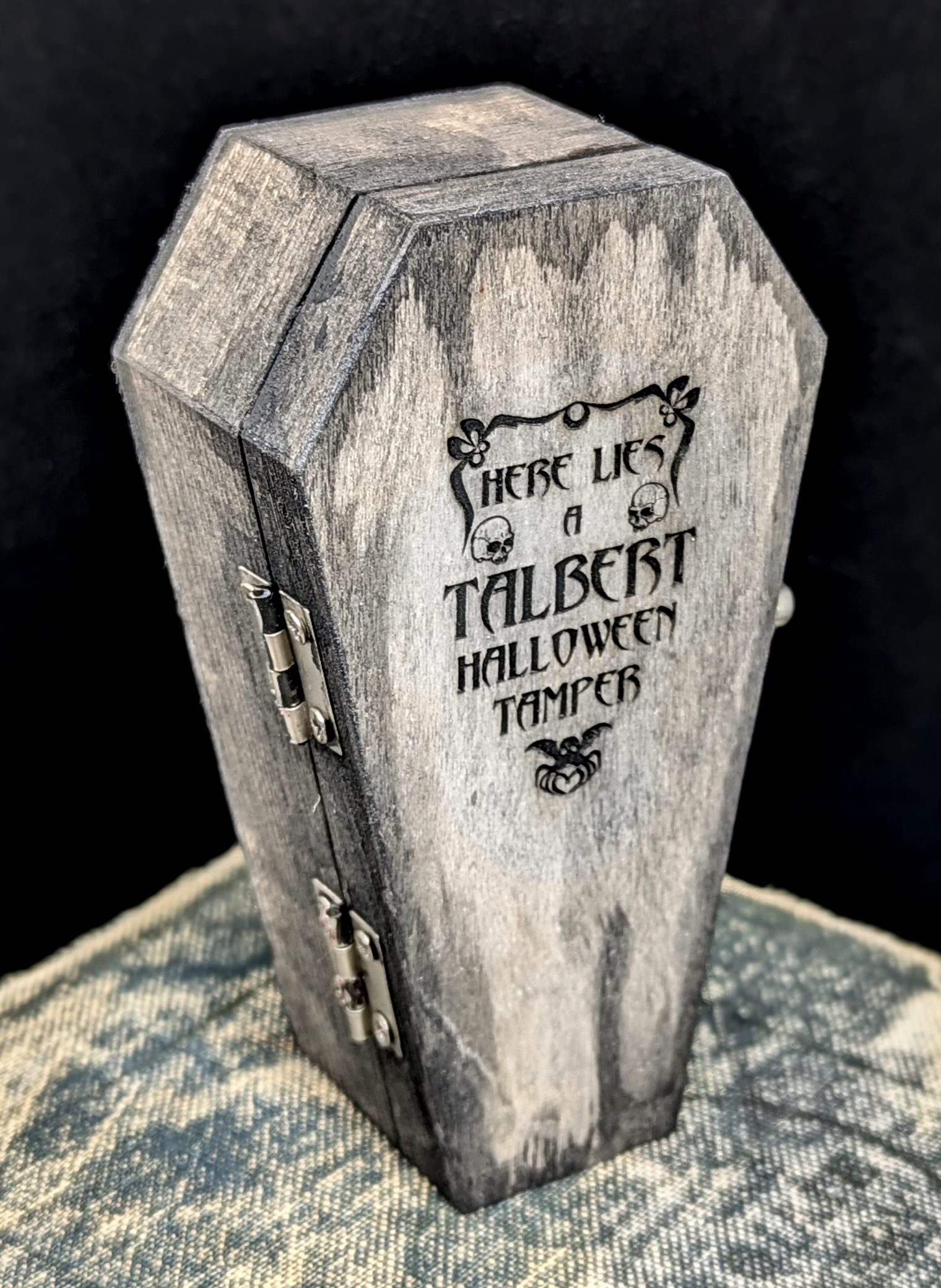 trever-talbert-halloween-bourre-pipe-laiton-acrylique image 3