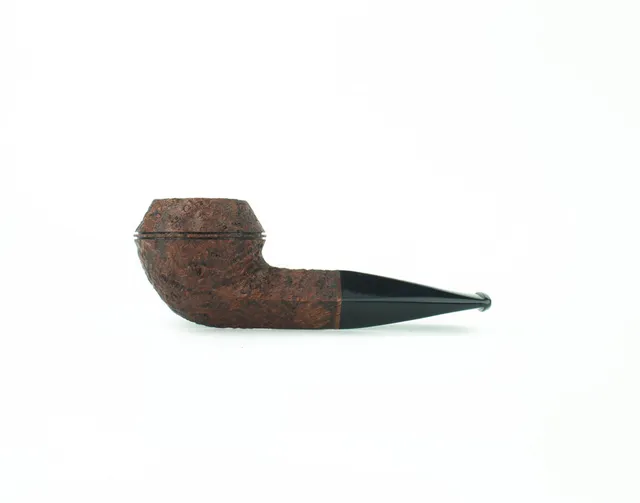 briarworks-classic-c53-pipe-tabac-bulldog-droite-rustiqu-e-fonc-e image 1
